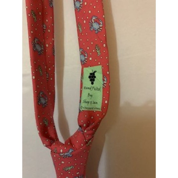 Vineyard Vines 100% Silk Coral with Crabs Men's Tie 51 length - Picture 3 of 5